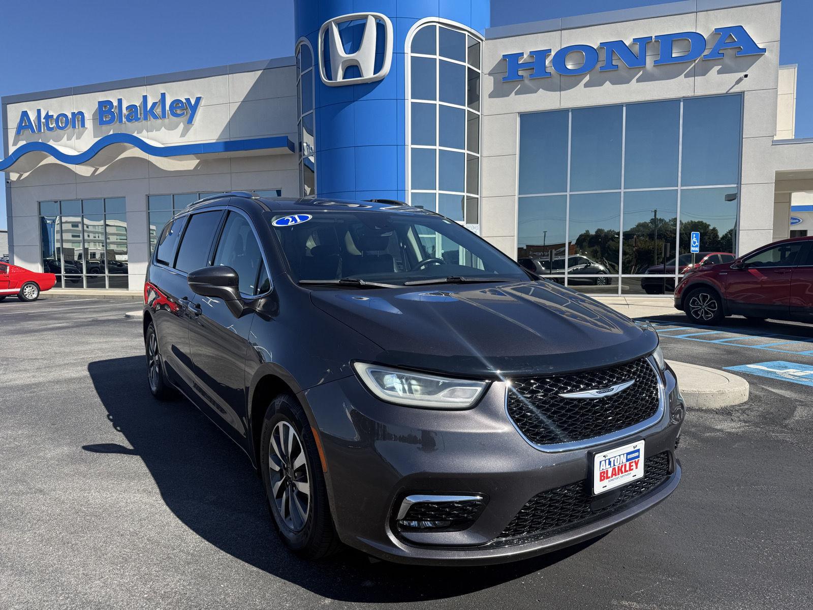 Ceramic Gray Clearcoat 2021 Chrysler Pacifica Minivan Front-Wheel Drive 9-Speed Automatic