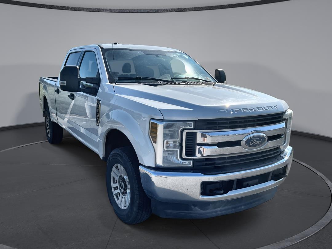 Oxford White 2019 Ford F-250 Super Duty XLT Crew Cab 4WD Pickup Truck Four-Wheel Drive 6-Speed Automatic