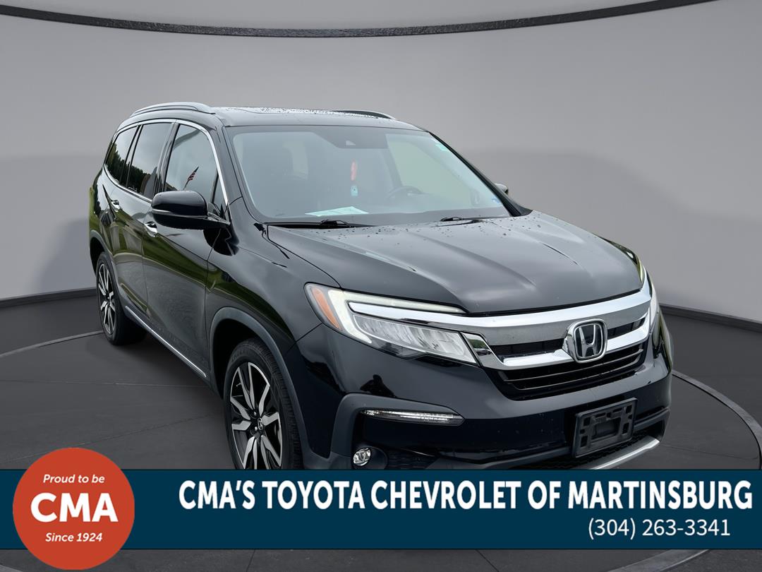  2022 Honda Pilot Touring AWD with Rear Captain's Chairs   