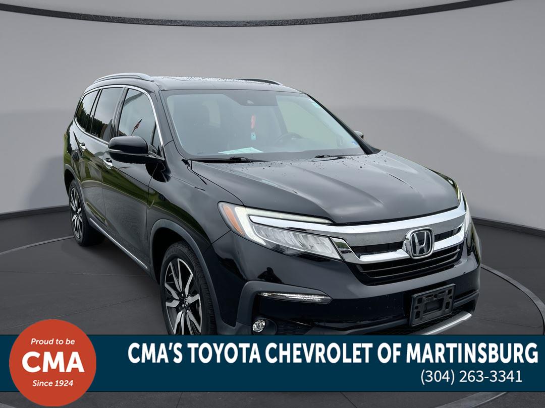 2022 Honda Pilot Touring AWD with Rear Captain's Chairs
