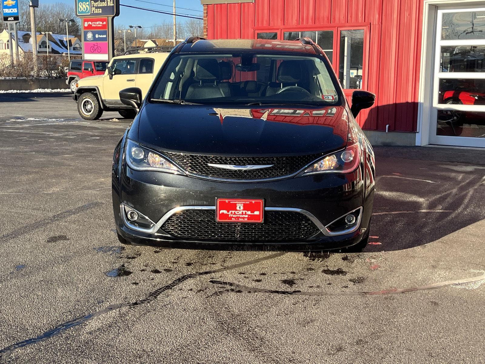 2018 Chrysler Pacifica Touring L's photo