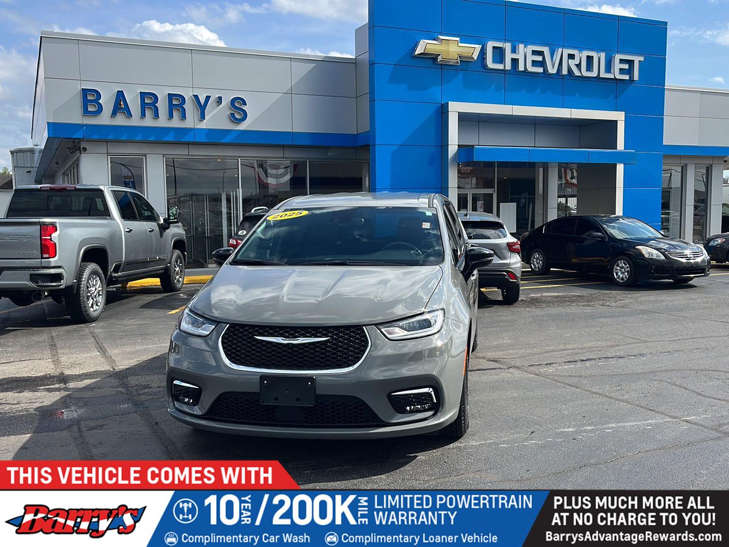 Ceramic Gray Clearcoat 2025 Chrysler Pacifica Select FWD Minivan Front-Wheel Drive 9-Speed Automatic