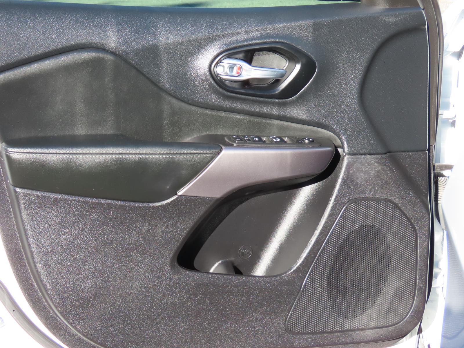 Used Car 2022 Jeep Cherokee  Latitude Lux For Sale Under $25,000 In Lampasas, Texas