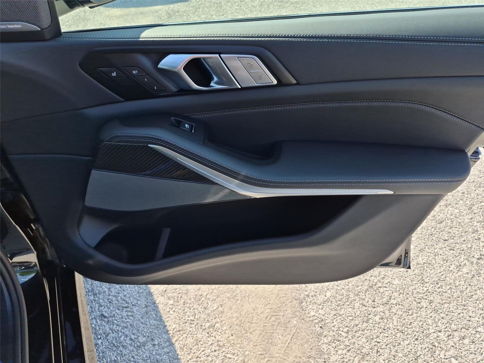 New 2027 Black Sapphire Metallic BMW M60i image 40