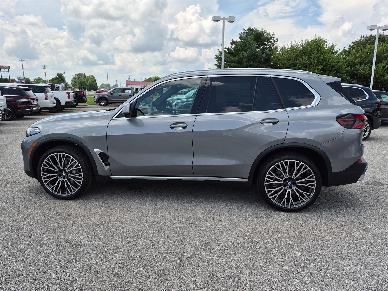 New 2026 Skyscraper Grey Metallic BMW xDrive40i image 2