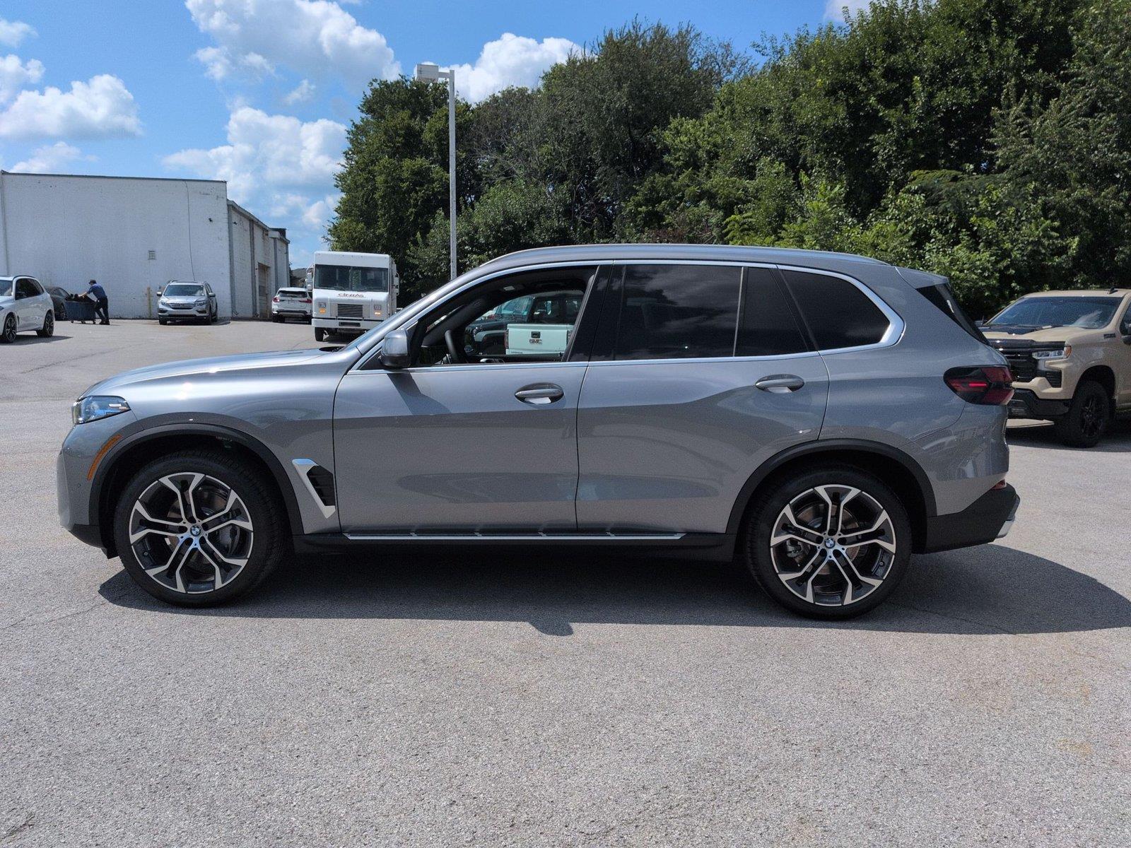 New 2026 Skyscraper Grey Metallic BMW xDrive40i image 2