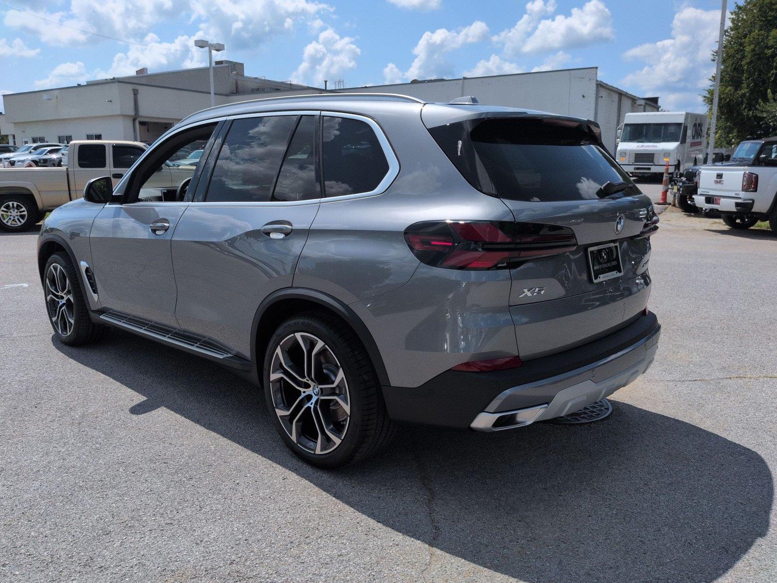 New 2026 Skyscraper Grey Metallic BMW xDrive40i image 3