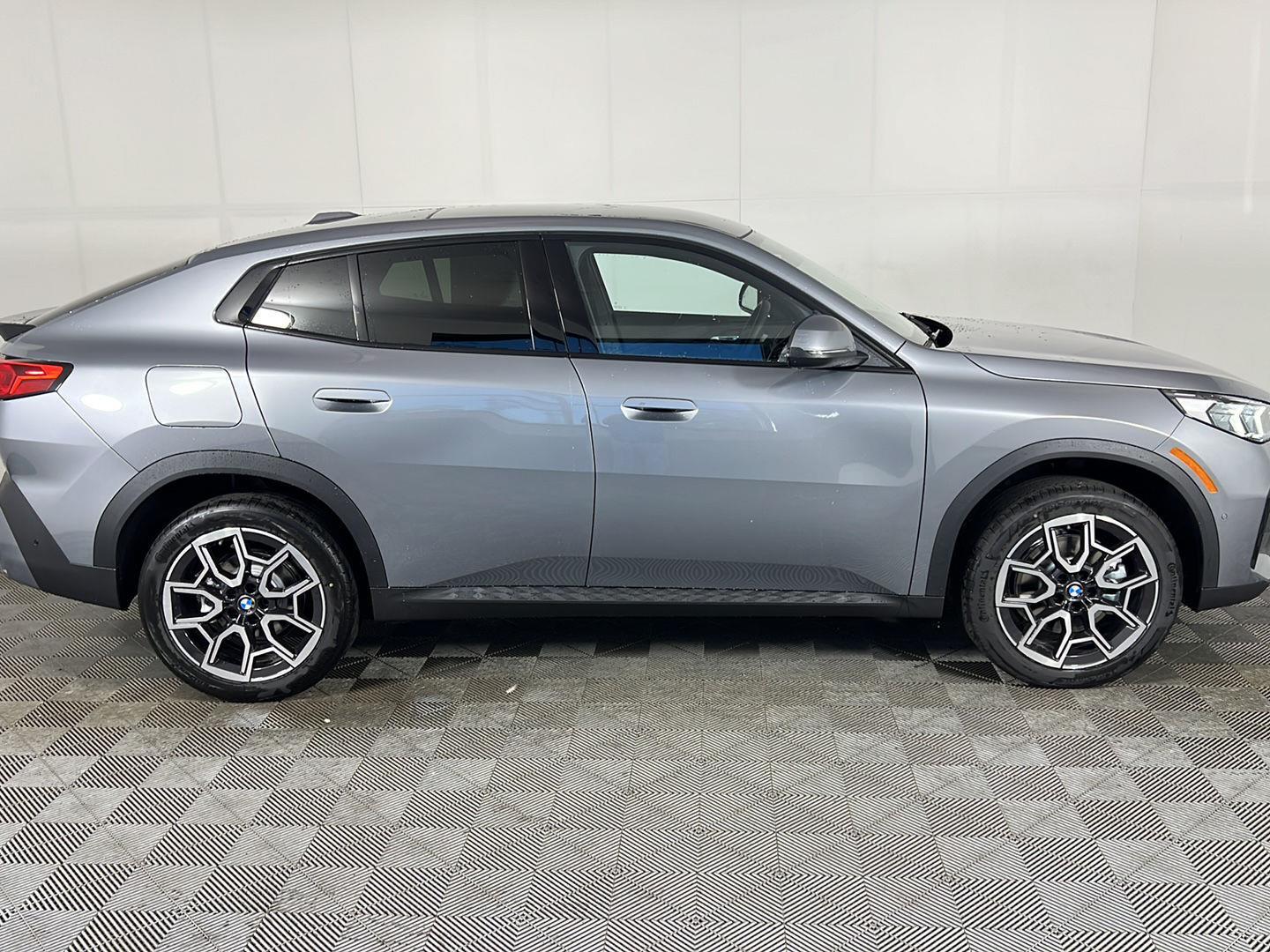 New 2026 Skyscraper Grey Metallic BMW xDrive28i image 2