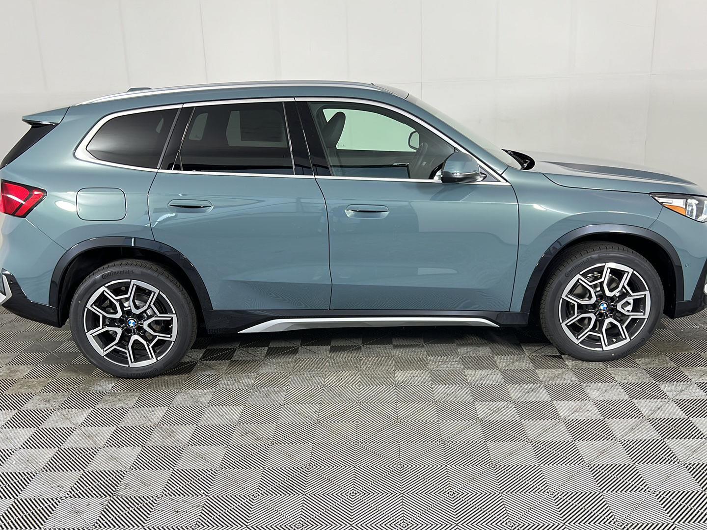 New 2026 Cape York Green Metallic BMW xDrive28i image 15