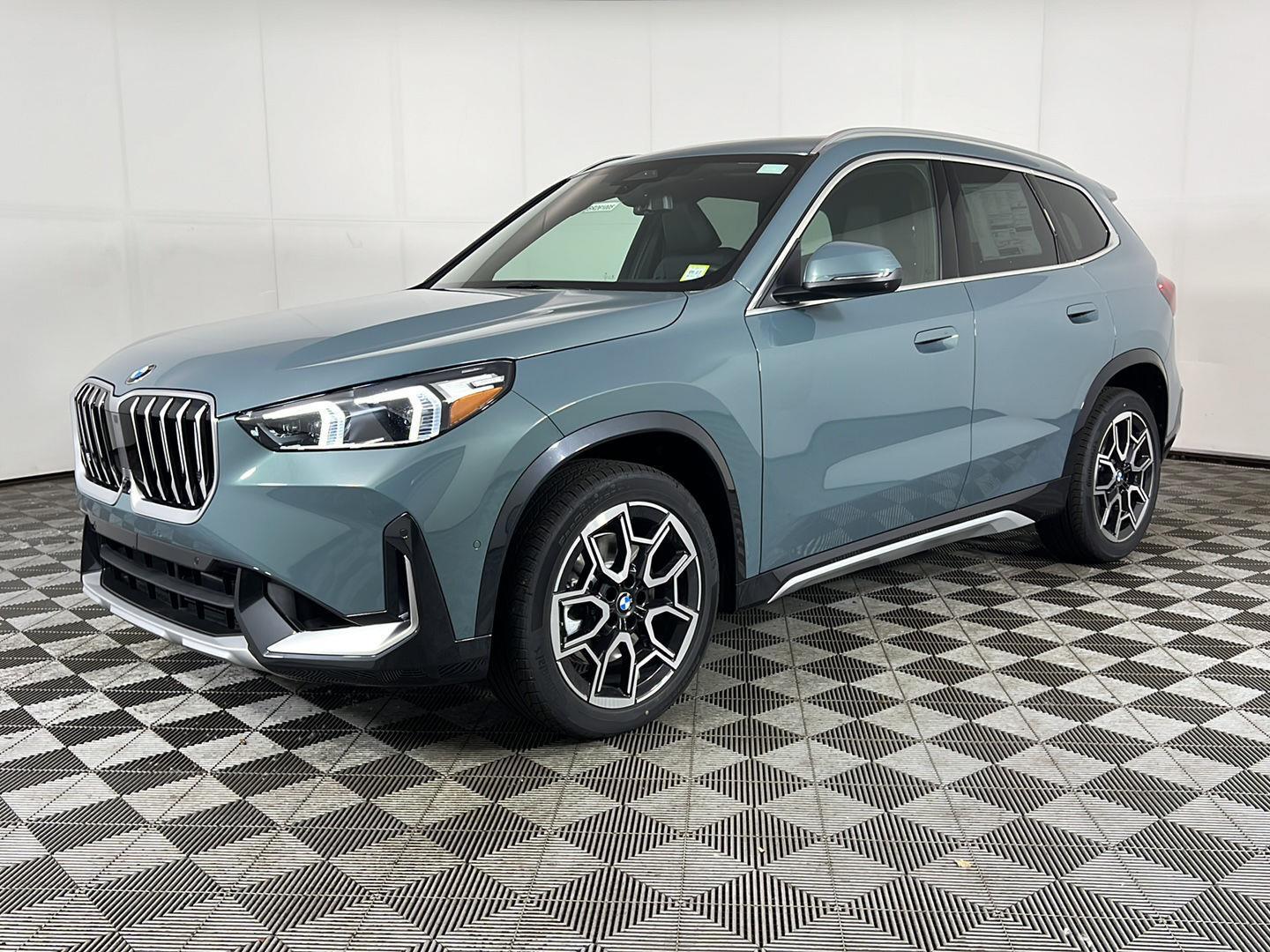 New 2026 Cape York Green Metallic BMW xDrive28i image 17