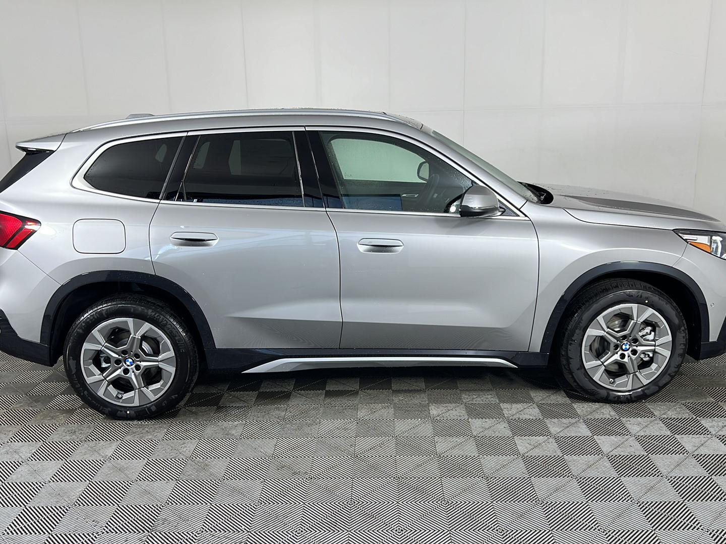 New 2026 Space Silver Metallic BMW xDrive28i image 15