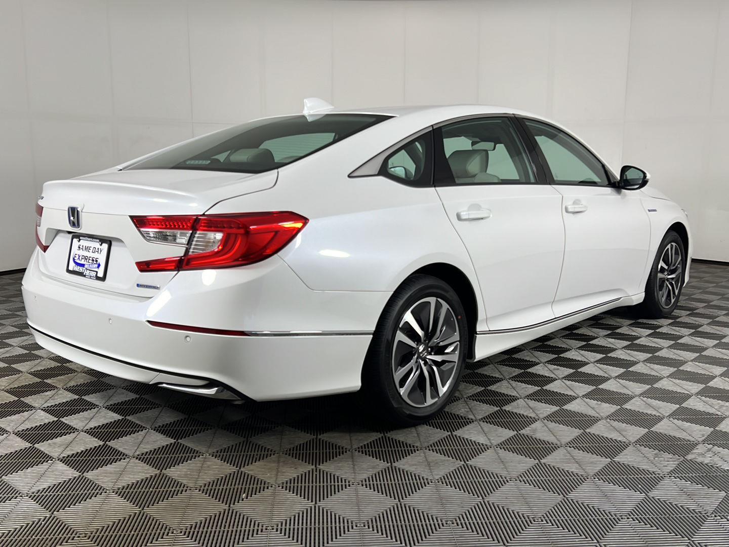 View vehicle photo 5