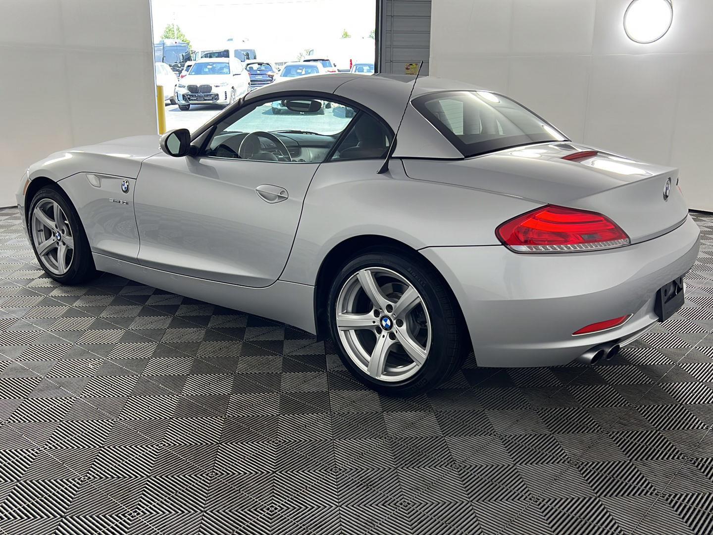 Used 2009 Titanium Silver Metallic BMW sDrive30i image 8