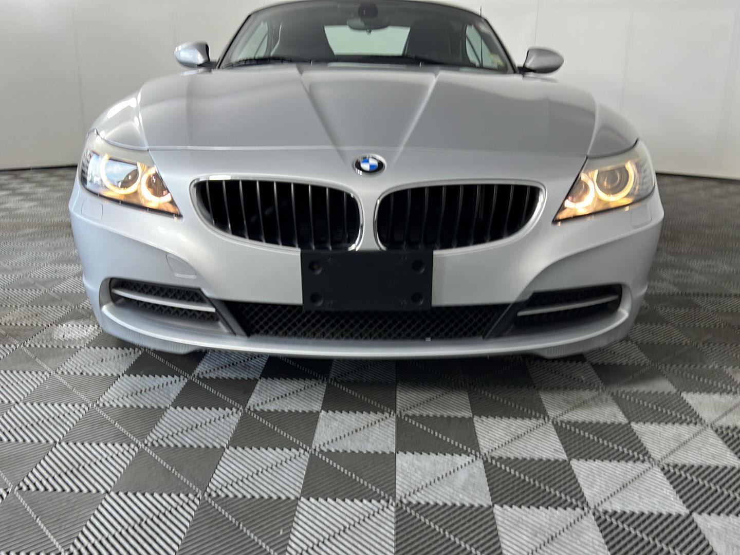 Used 2009 Titanium Silver Metallic BMW sDrive30i image 11