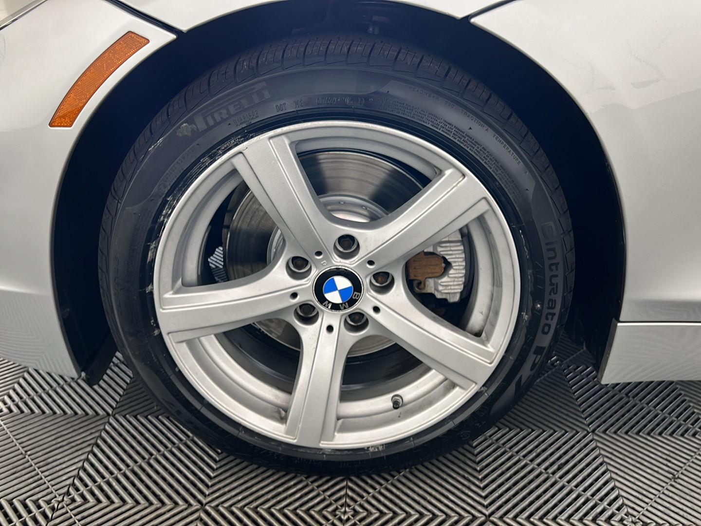 Used 2009 Titanium Silver Metallic BMW sDrive30i image 12