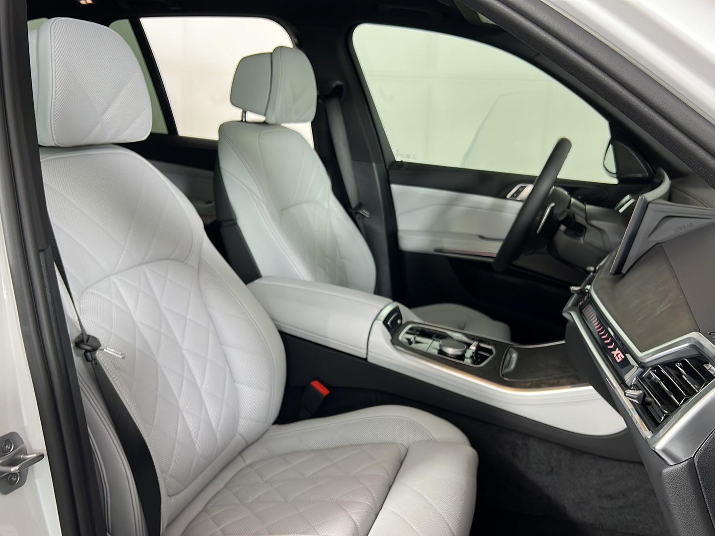 Used 2026 Mineral White Metallic BMW xDrive50e image 24