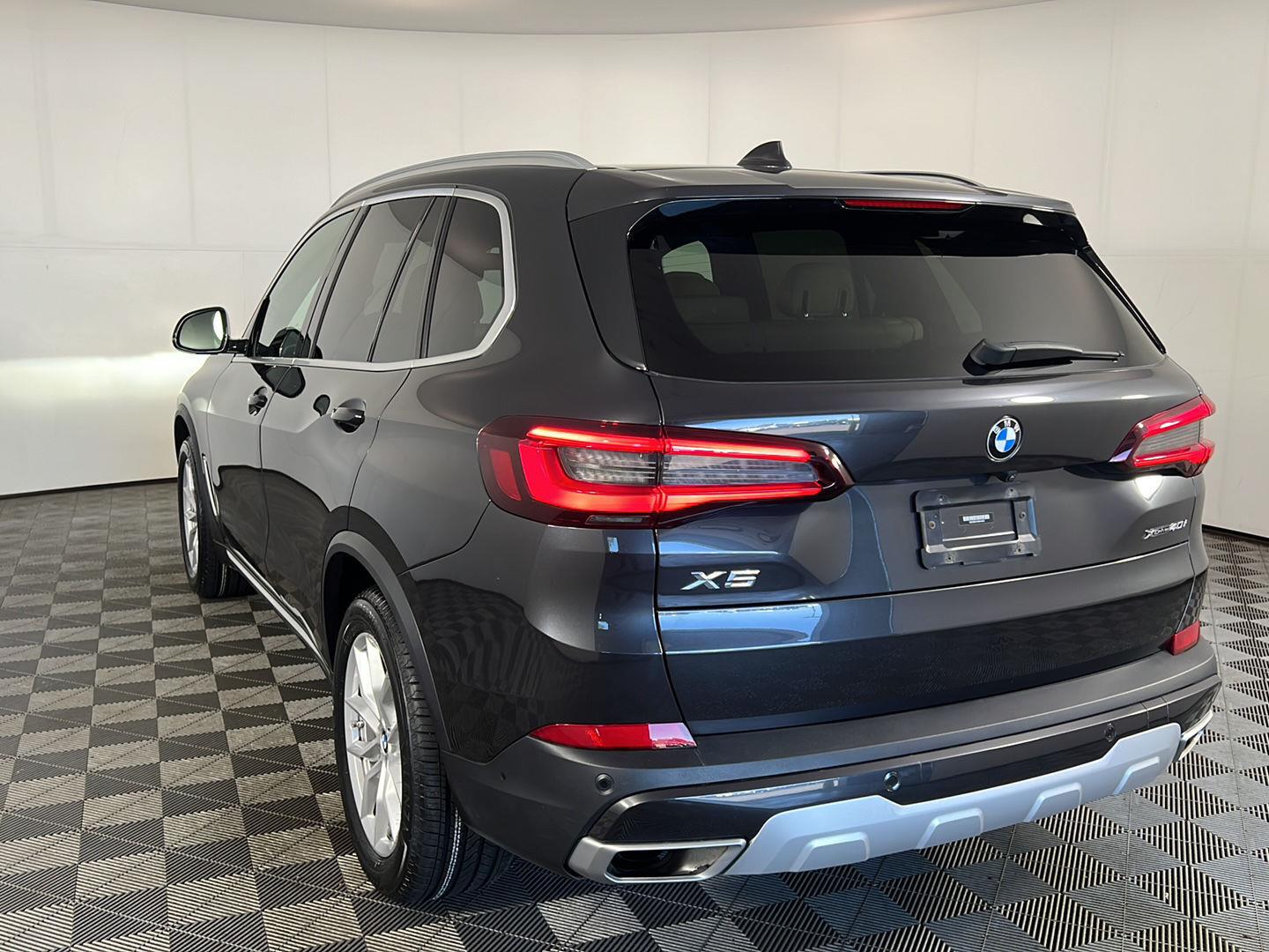 Used 2021  BMW xDrive40i image 9
