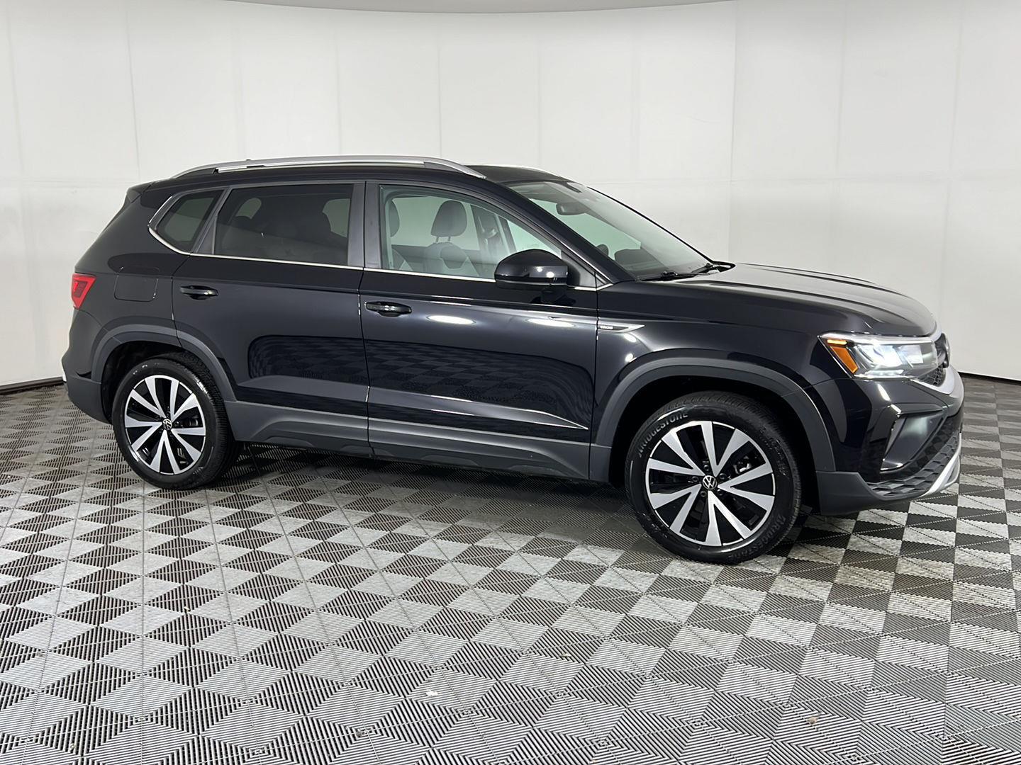 Used 2023 Deep Black Pearl Volkswagen SE image 3
