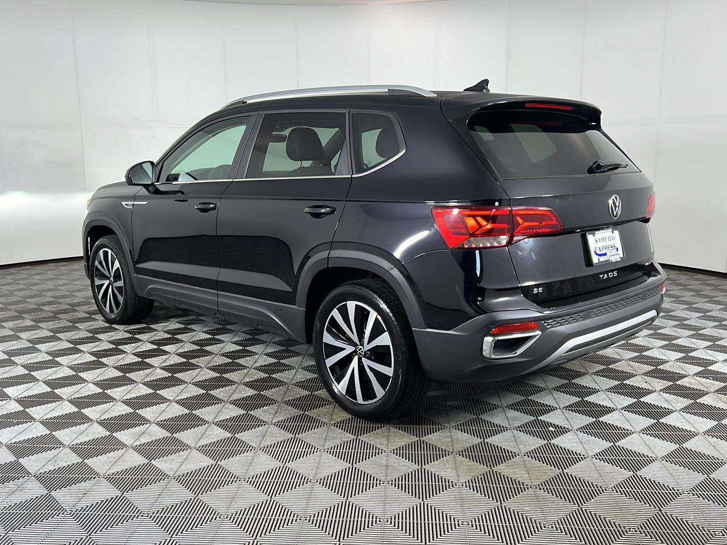 Used 2023 Deep Black Pearl Volkswagen SE image 9