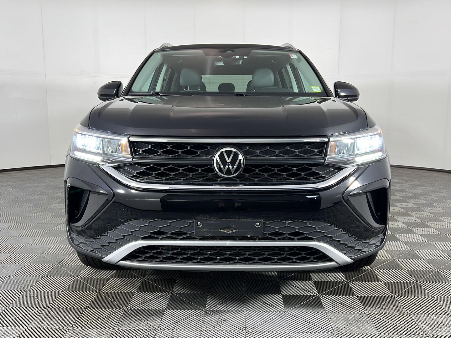 Used 2023 Deep Black Pearl Volkswagen SE image 13