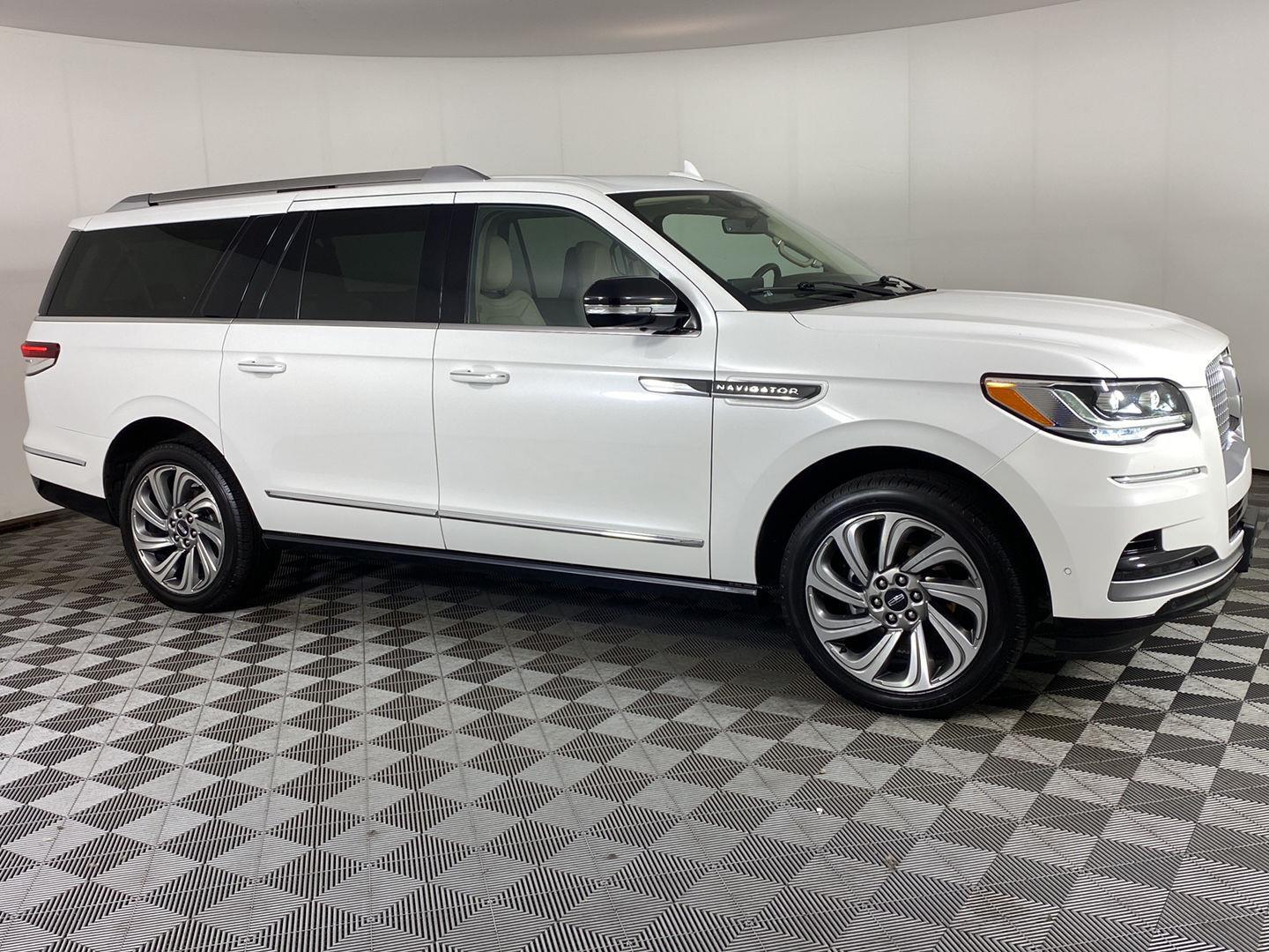 Used 2022 Pristine White Lincoln Reserve image 3