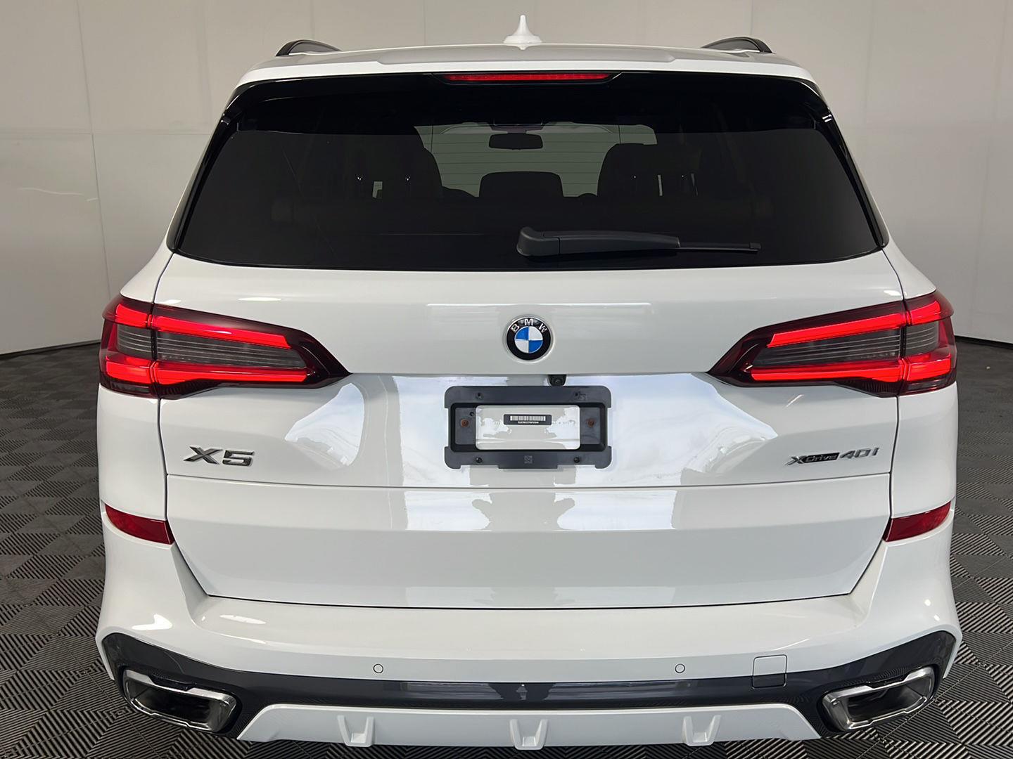 Certified Used 2023 Alpine White BMW xDrive40i image 6