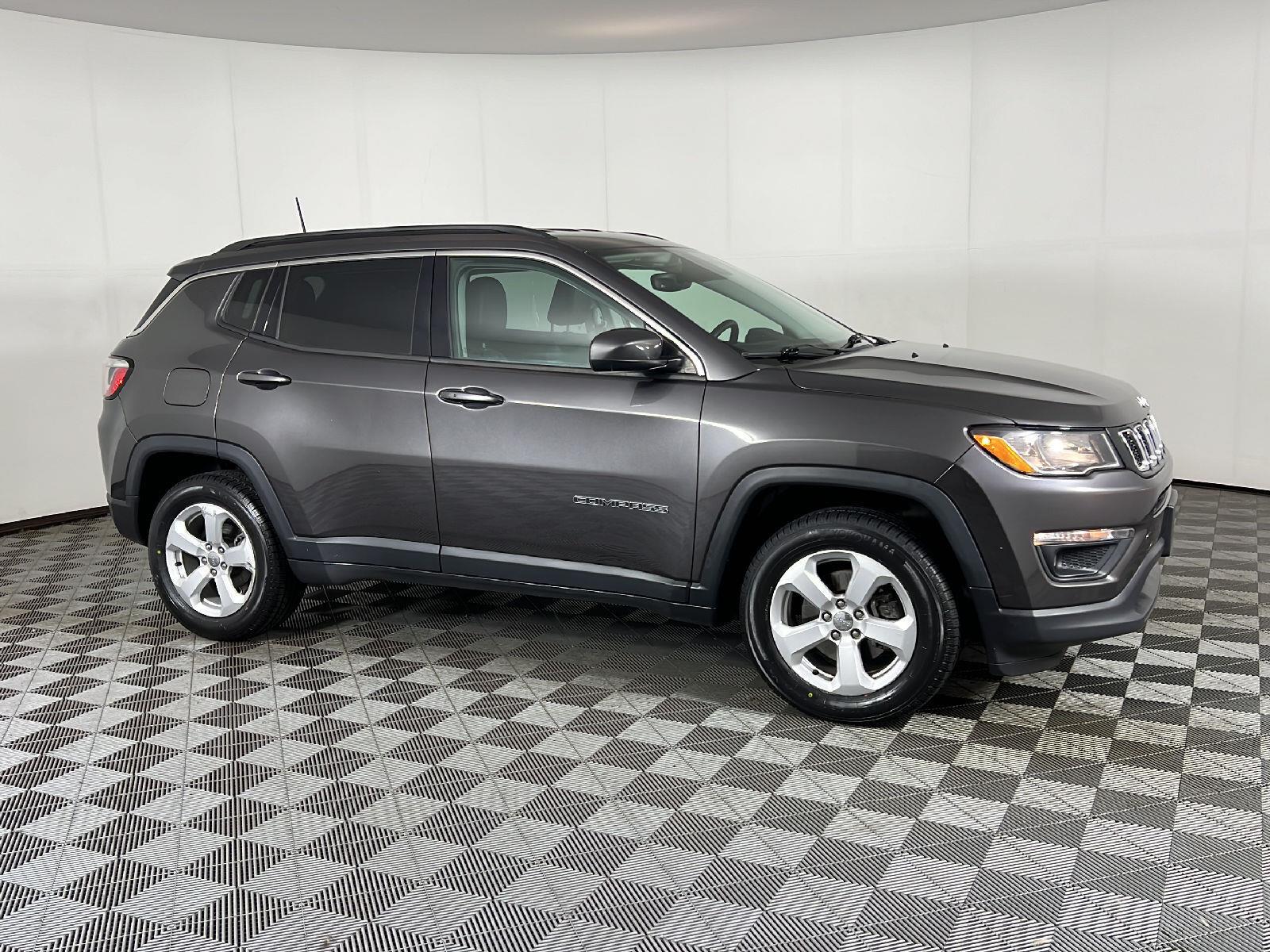 Used 2017 Granite Crystal Metallic Clearcoat Jeep Latitude image 3