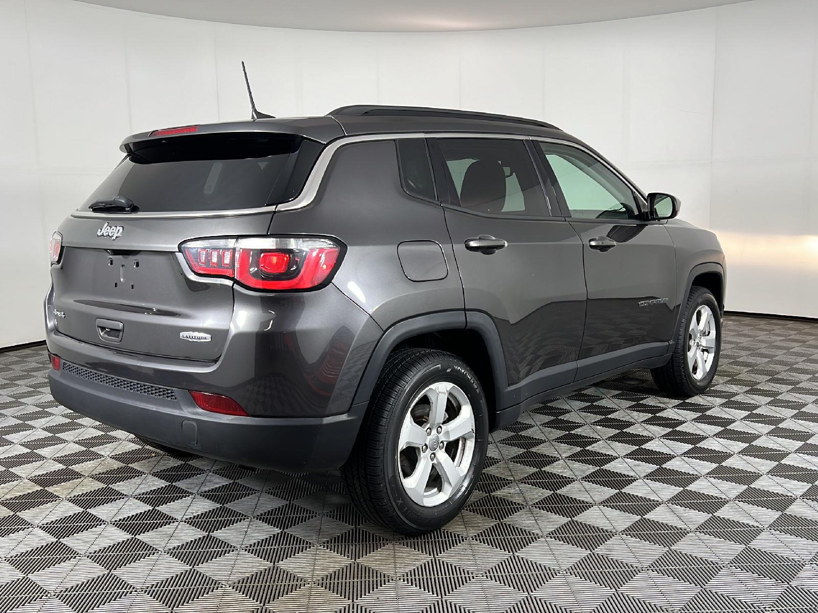 Used 2017 Granite Crystal Metallic Clearcoat Jeep Latitude image 5