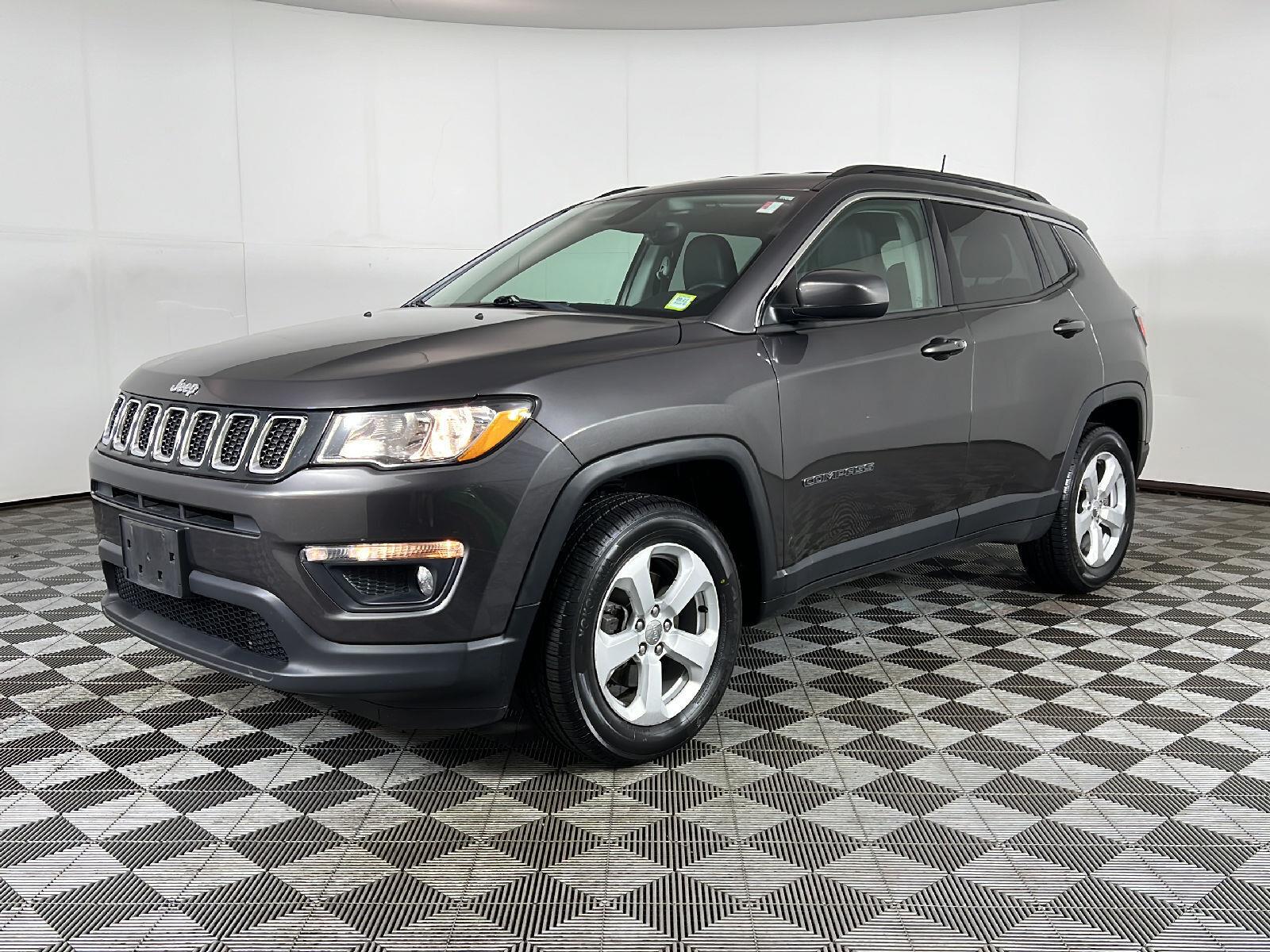 Used 2017 Granite Crystal Metallic Clearcoat Jeep Latitude image 12