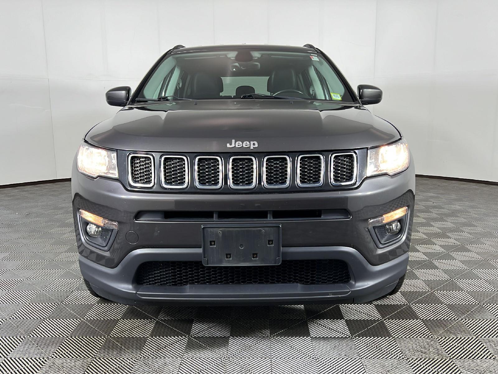 Used 2017 Granite Crystal Metallic Clearcoat Jeep Latitude image 13