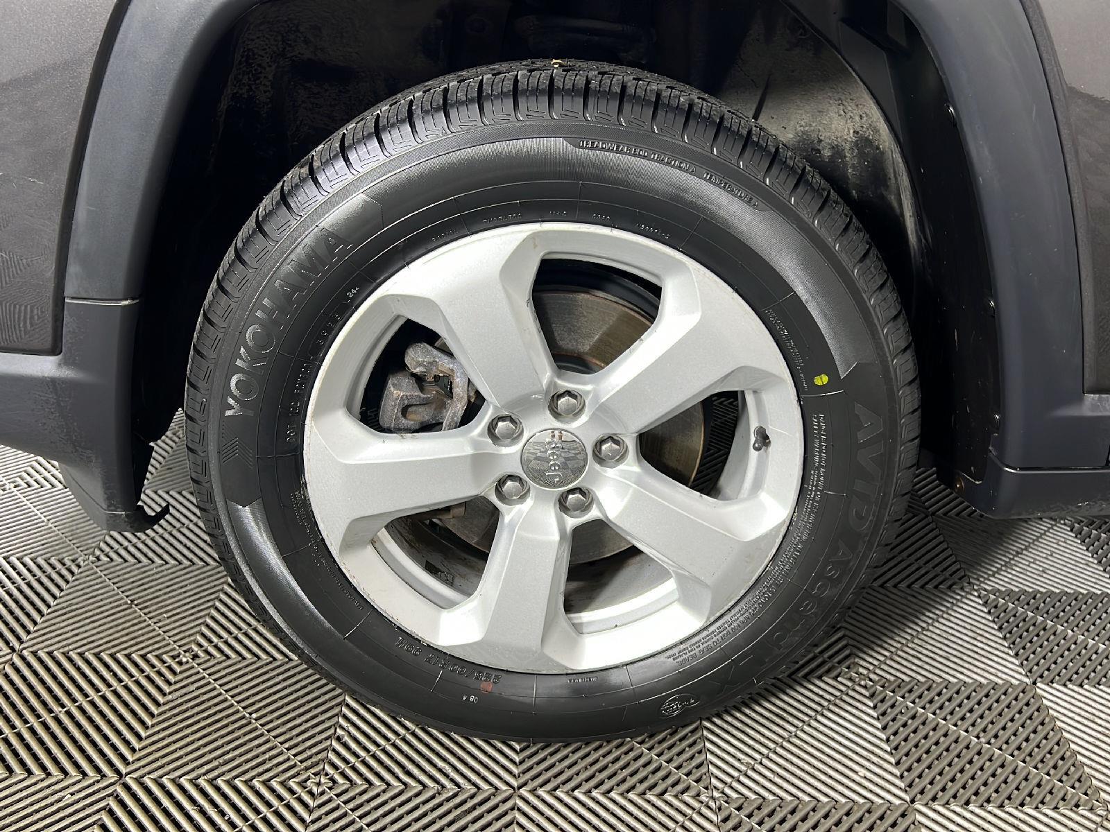 Used 2017 Granite Crystal Metallic Clearcoat Jeep Latitude image 14