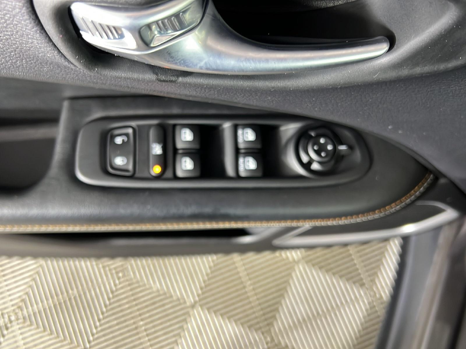 Used 2017 Granite Crystal Metallic Clearcoat Jeep Latitude image 16