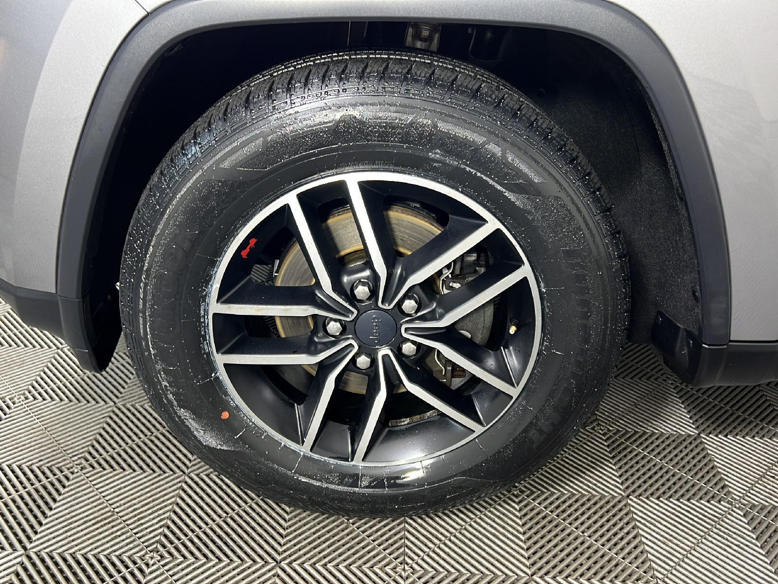 Used 2020 Billet Silver Metallic Clearcoat Jeep Trailhawk image 12