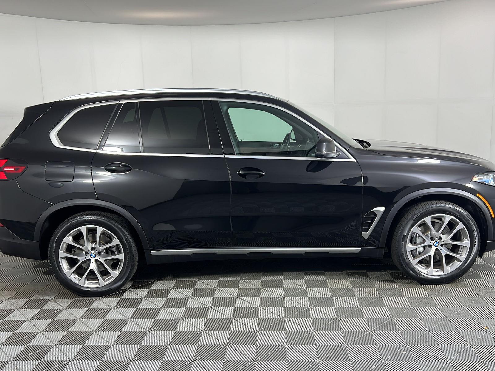Used 2025 Black Sapphire Metallic BMW xDrive40i image 9