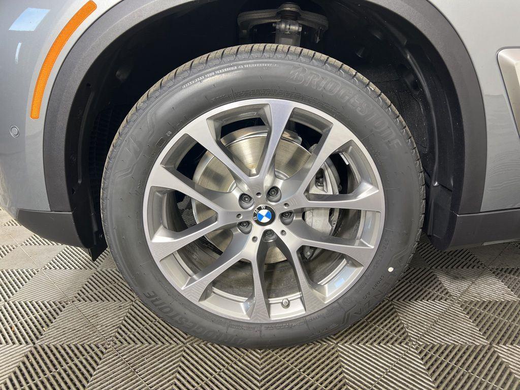 New 2026 Gray Metallic BMW xDrive40i image 6