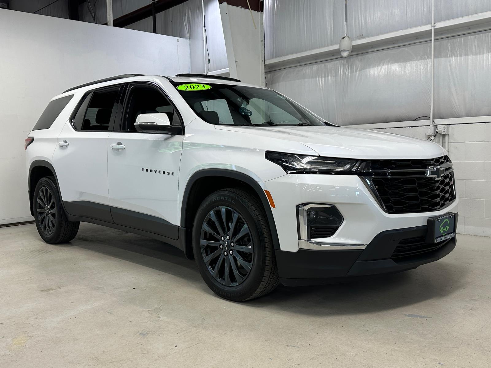 White (Iridescent Pearl Tricoat) 2023 Chevrolet Traverse SUV / Crossover Four-Wheel Drive 9-Speed Automatic
