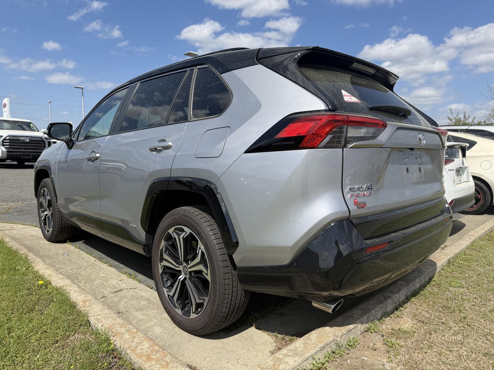 View vehicle photo 5