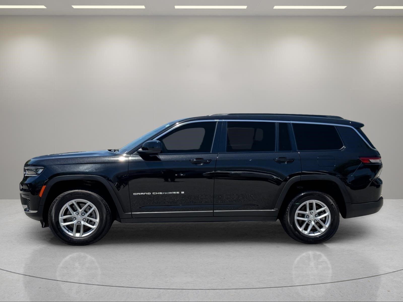 Used 2025 Diamond Black Crystal Pearlcoat Jeep Laredo X image 2