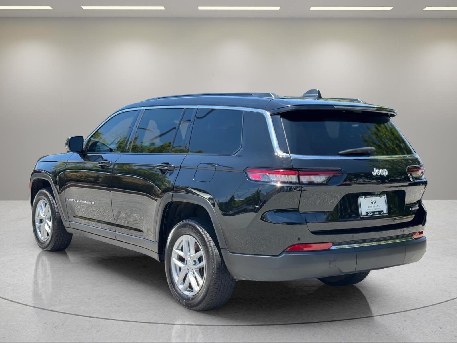Used 2025 Diamond Black Crystal Pearlcoat Jeep Laredo X image 3