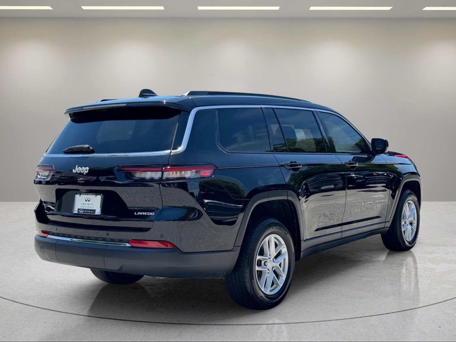 Used 2025 Diamond Black Crystal Pearlcoat Jeep Laredo X image 5