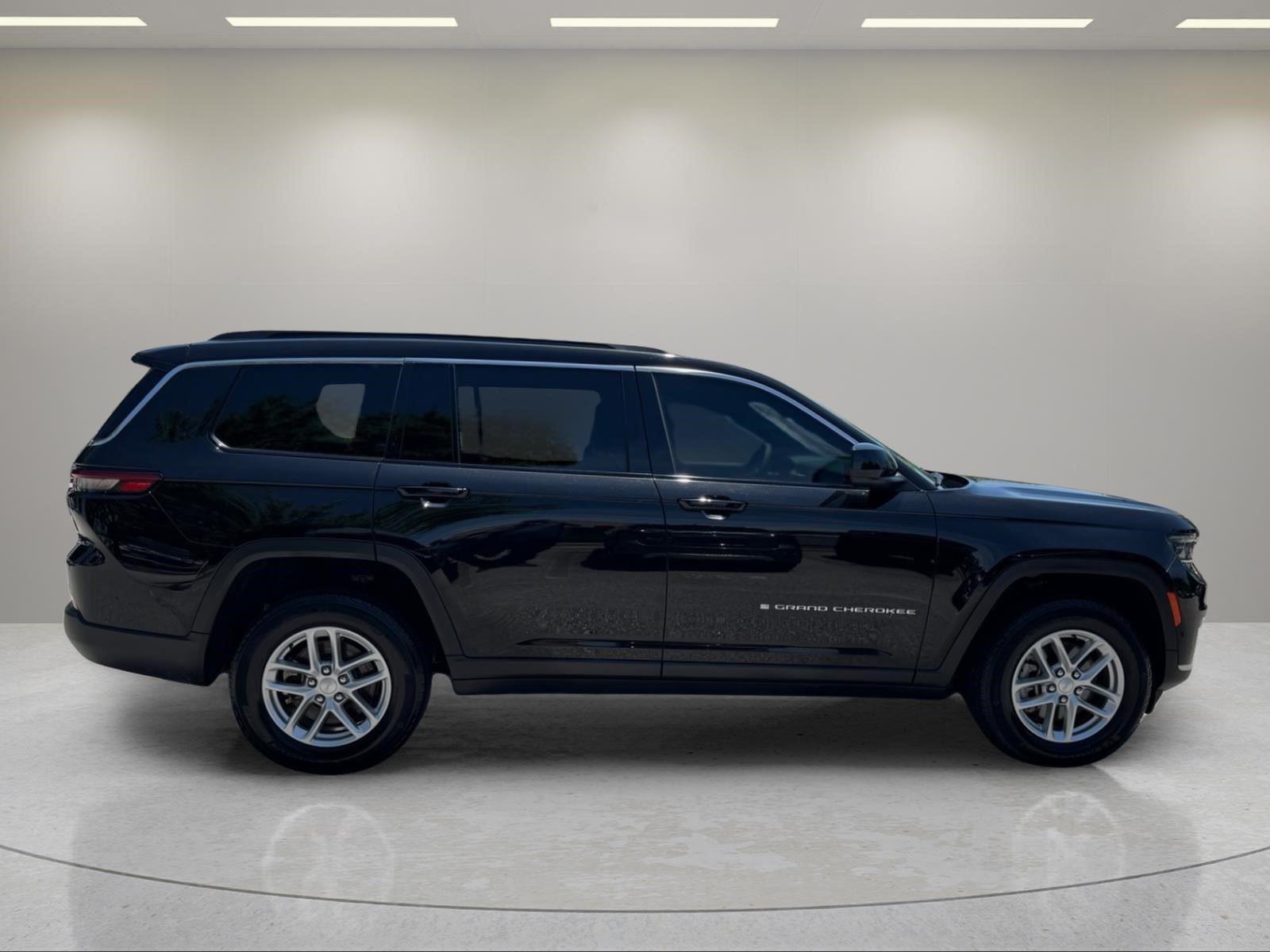 Used 2025 Diamond Black Crystal Pearlcoat Jeep Laredo X image 6