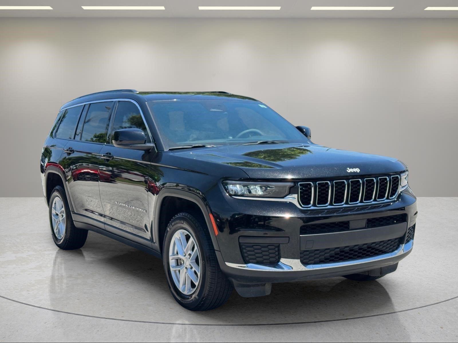 Used 2025 Diamond Black Crystal Pearlcoat Jeep Laredo X image 7