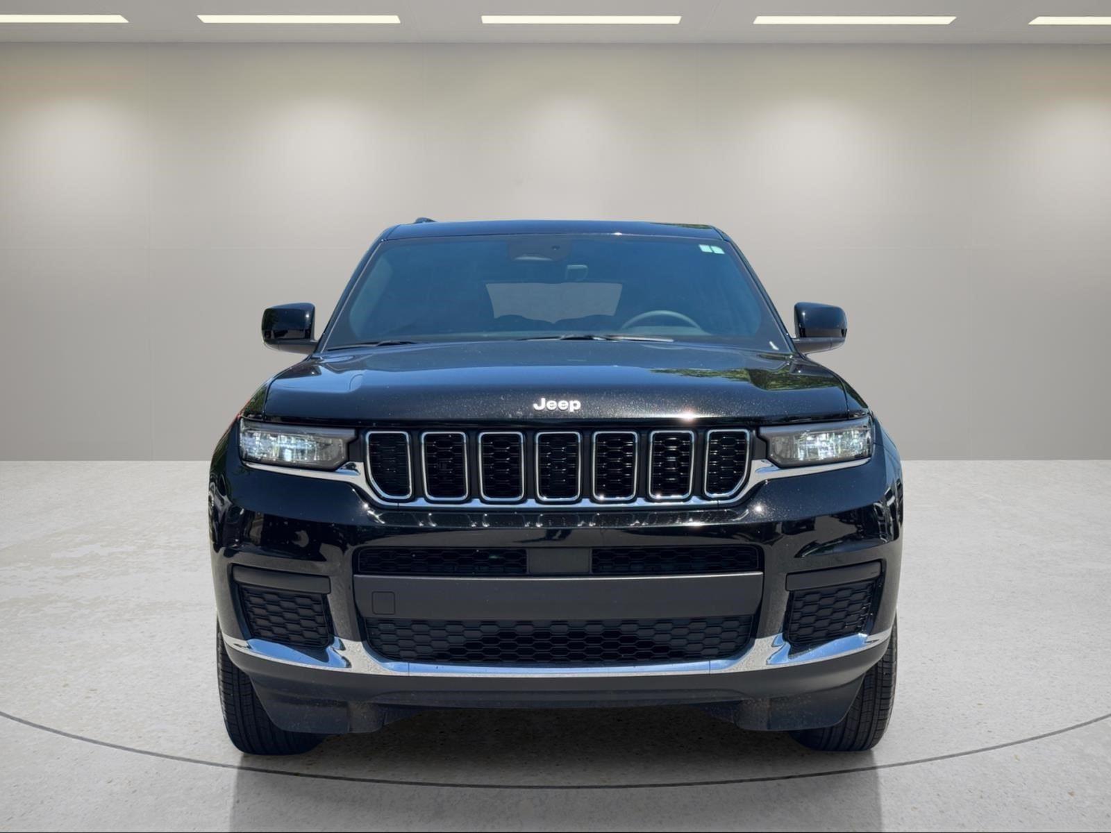 Used 2025 Diamond Black Crystal Pearlcoat Jeep Laredo X image 8