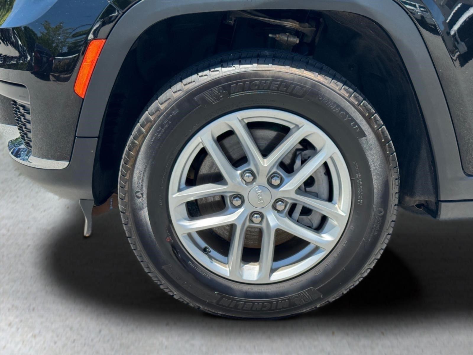 Used 2025 Diamond Black Crystal Pearlcoat Jeep Laredo X image 9