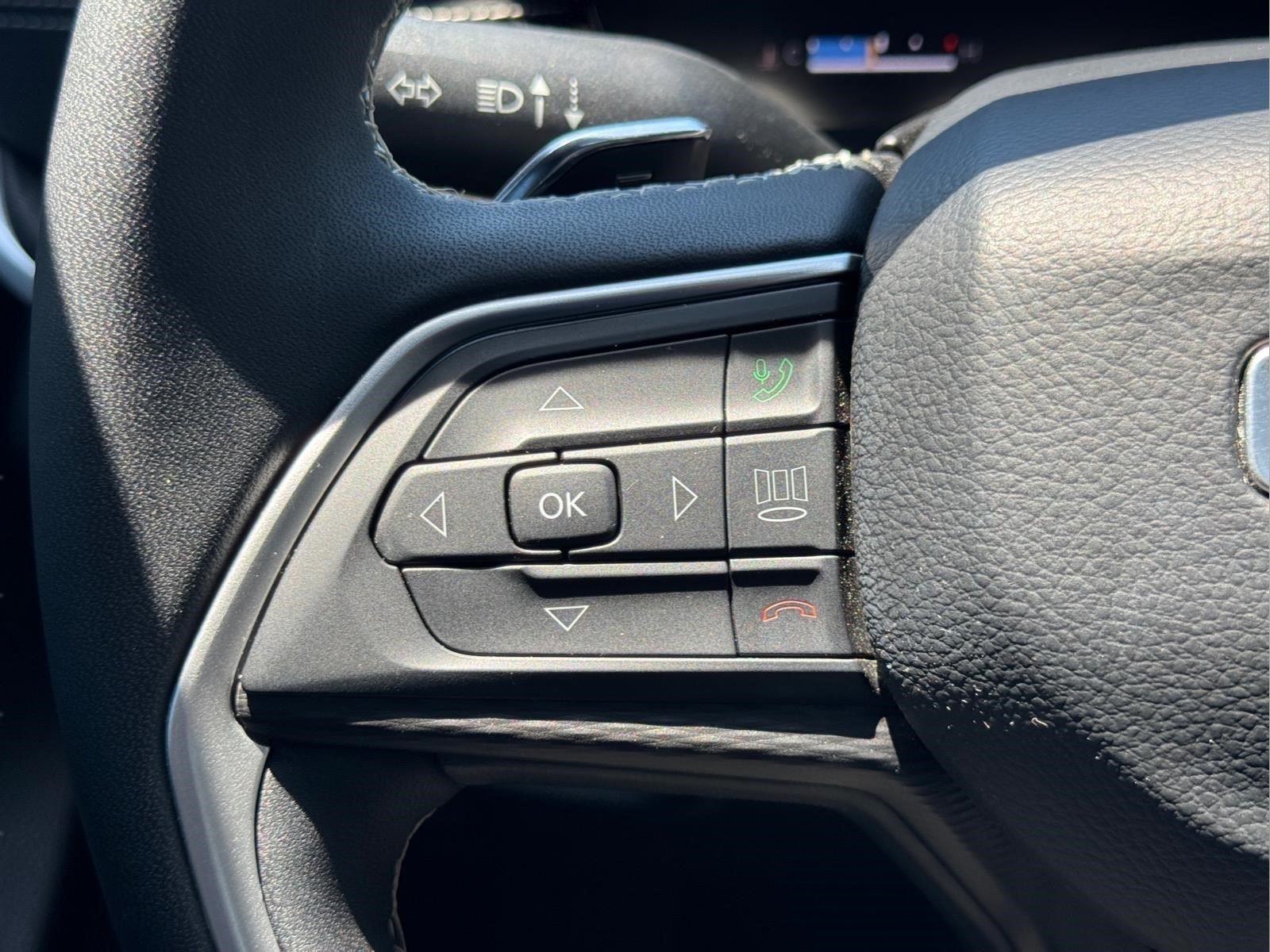 Used 2025 Diamond Black Crystal Pearlcoat Jeep Laredo X image 19