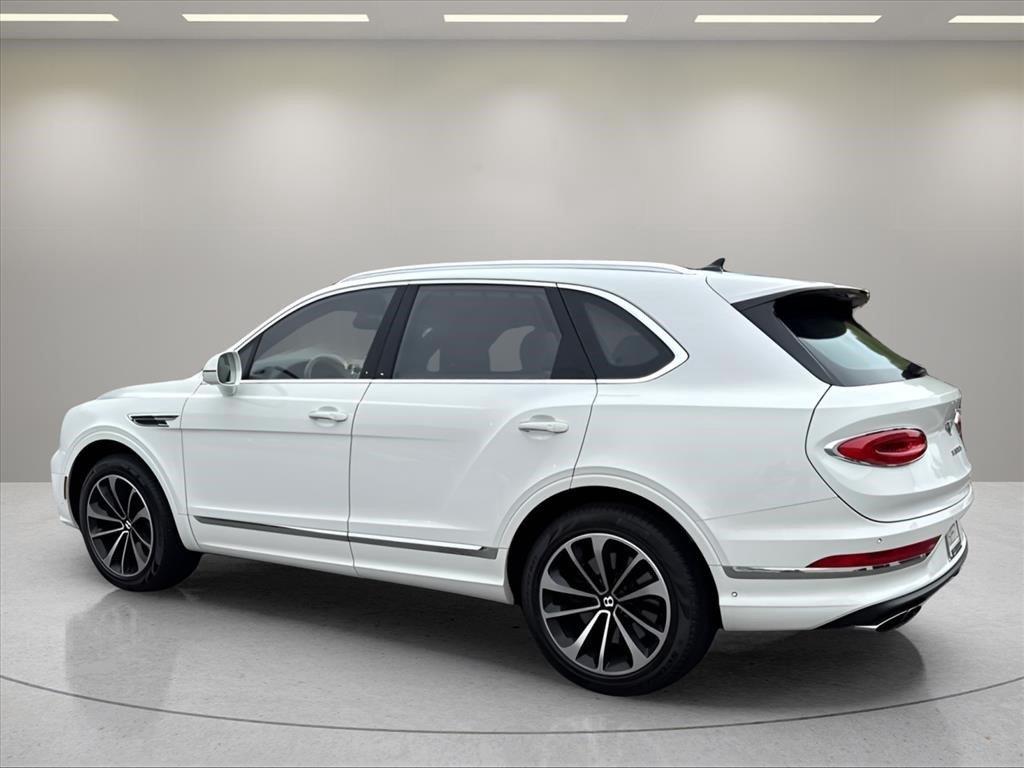 Used 2023 Glacier White Bentley V8 image 3
