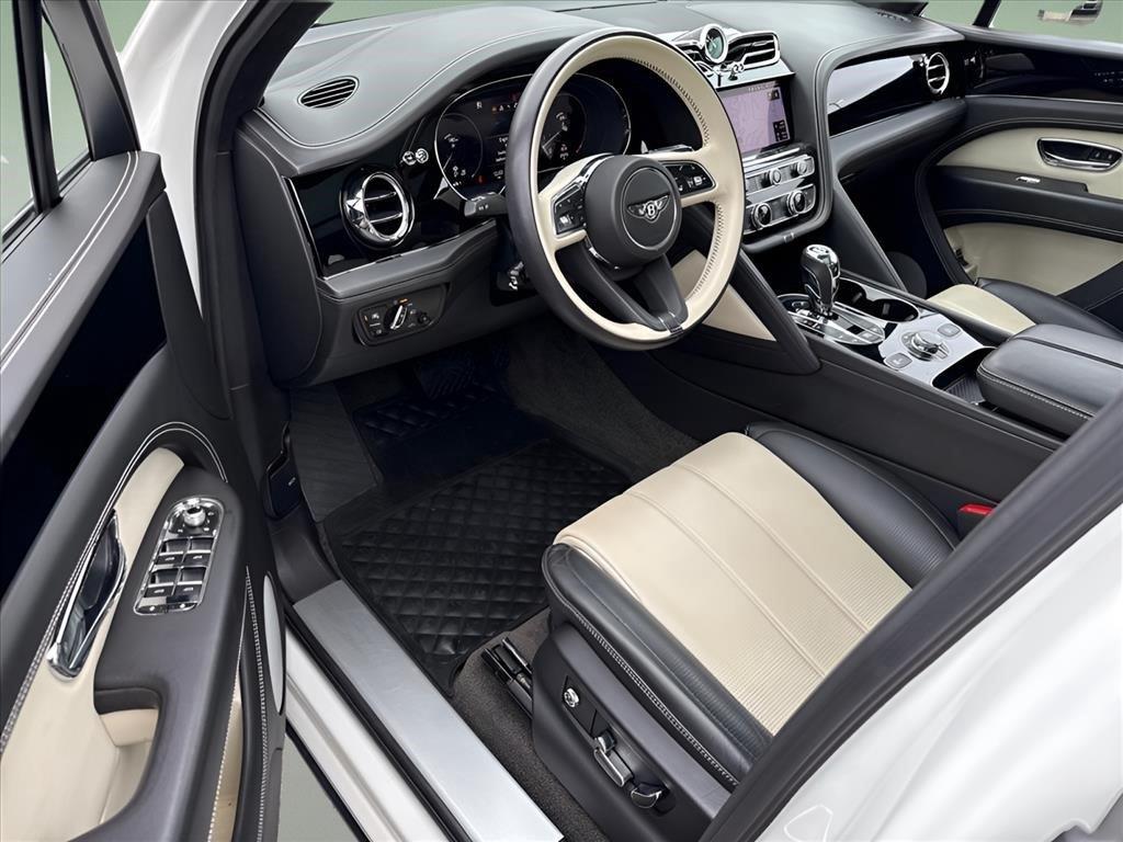 Used 2023 Glacier White Bentley V8 image 9