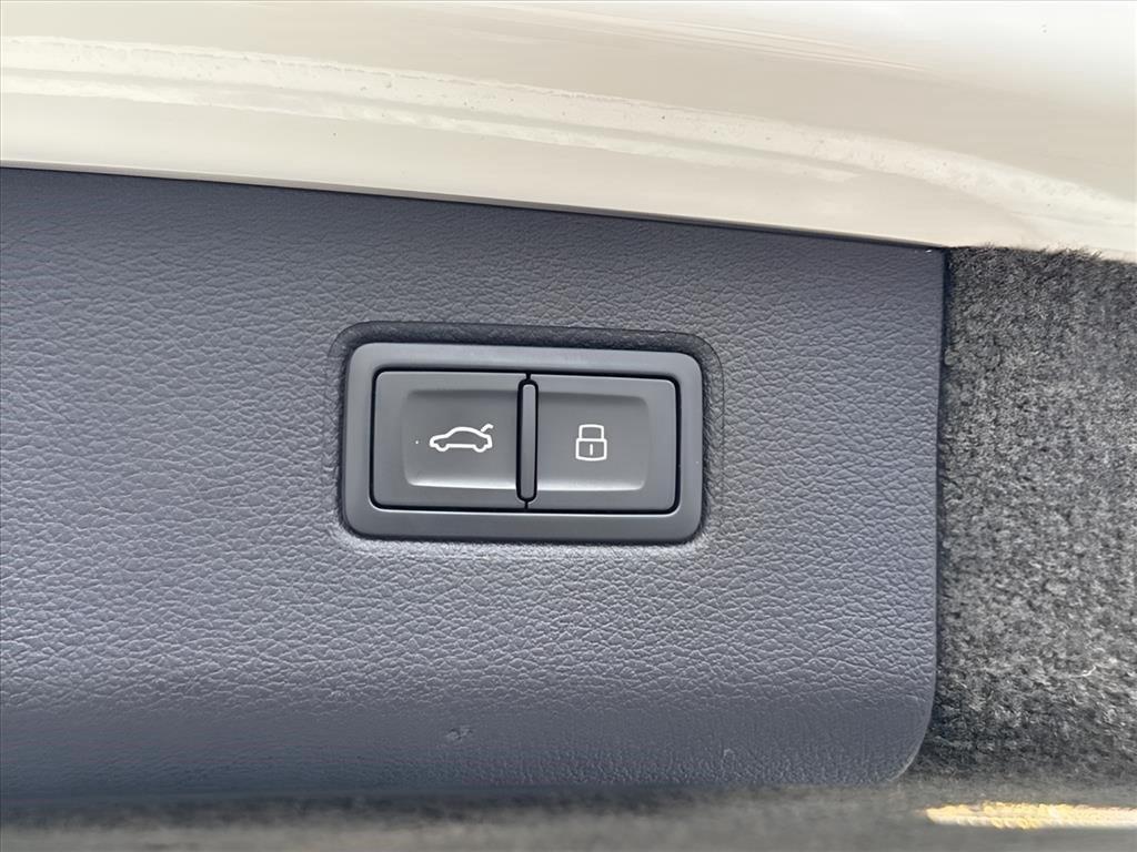 Used 2023 Glacier White Bentley V8 image 17