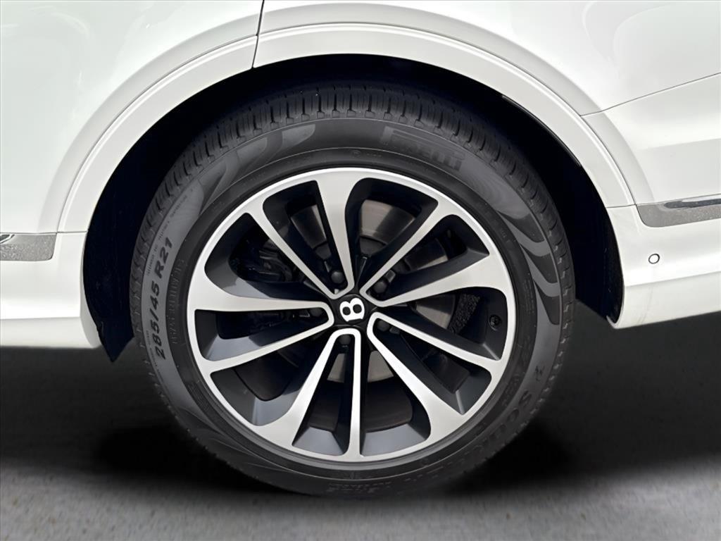 Used 2023 Glacier White Bentley V8 image 18