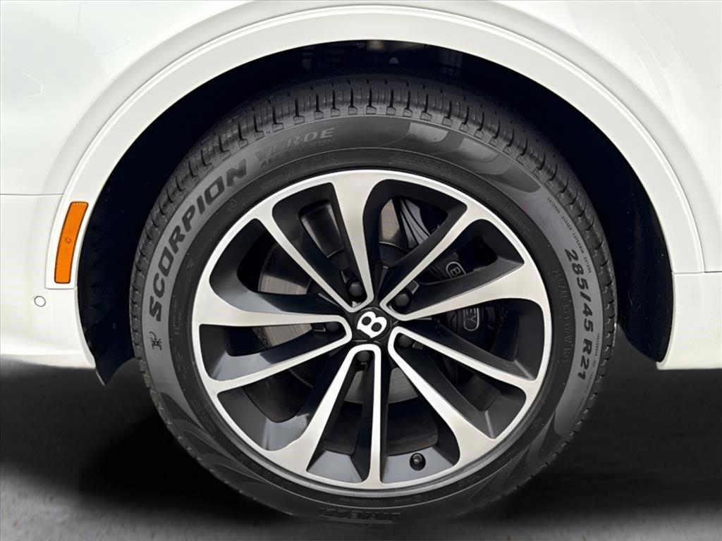 Used 2023 Glacier White Bentley V8 image 19